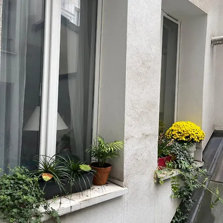 Arrondissement 10 Apartment *